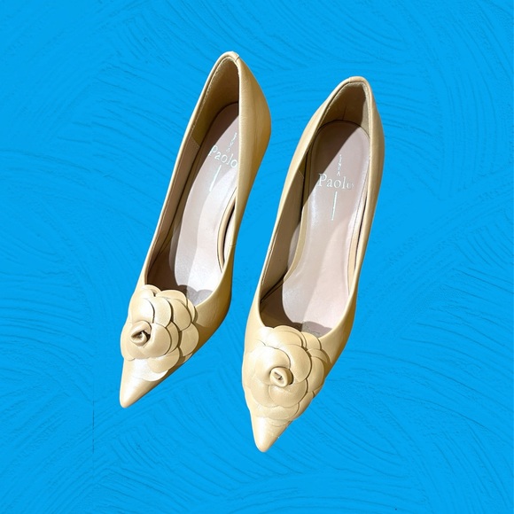 Linda Paolo tan heels with floral leather appliqué - Picture 2 of 9